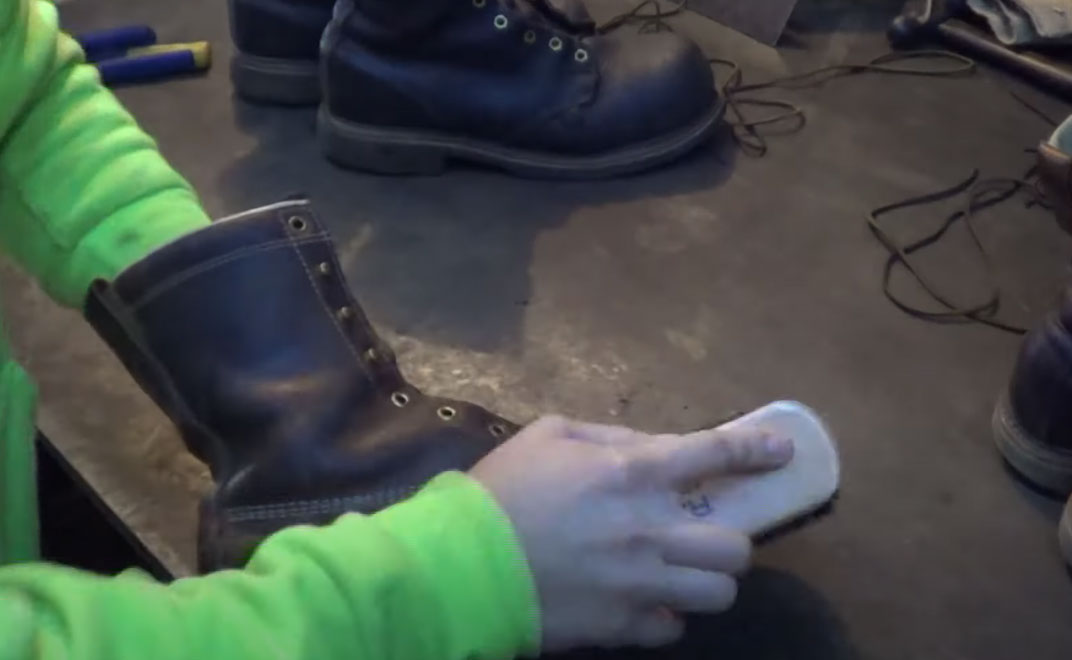 clean-the-boots Step 1 - Brush the boots